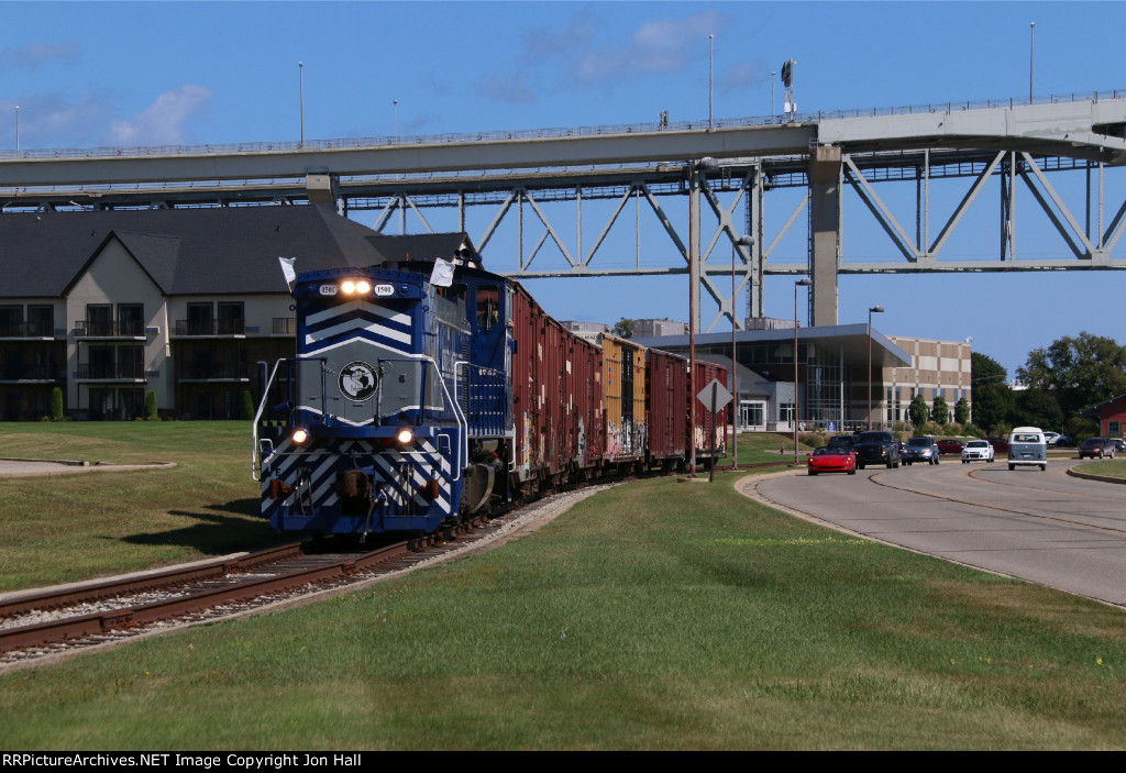 After finishing its work, Y505 rolls along with 6 cars for CN